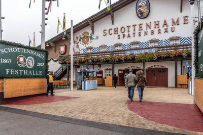 Schottenhamel Festzelt am Montagmorgen, die ersten G?ste treffen zur Mittagswiesn ein, Oktoberfest, M?nchen, 29. September 2025-stock-foto