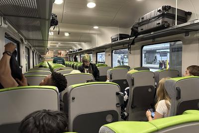 27.07.2024, Berlin, GER - Menschen im Grossraumwagen eines Flixtrain. (Alltag, ausgebucht, Bahn, Bahnreise, Bahnverkehr,-stock-foto