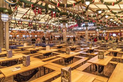 Schottenhamel Festzelt am Montagmorgen, die ersten G?ste treffen zur Mittagswiesn ein, Oktoberfest, M?nchen, 29. September 2025-stock-foto