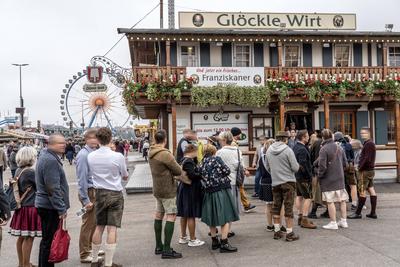 Gl?ckle Wirt am Montagmorgen, kleines Festzelt, die ersten G?ste treffen zur Mittagswiesn ein, Oktoberfest, M?nchen, 29. September 2025-stock-foto