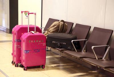 08.03.2022, Schoenefeld, Brandenburg, GER - Herrenlose Gepaeckstuecke im Terminal des Flughafen BER. (Bianca, deutsch,-stock-foto