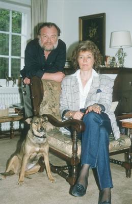 Bildnummer: 56704209  Datum: 01.04.1989  Copyright: imago/teutopressRolf H?drich mit Ehefrau Sibylle Dralle-H?drich 04/89 dar Regisseur Regie leger stehend Zimmer Wohnzimmer ganz hoch posierend Tier Haustier Hund People Shooting x0x xsk 1989 hoch  56704209 Date 01 04 1989 Copyright Imago teutopress Rolf H?drich with Wife Sibylle Dralle H?drich 04 89 dar Director Director casual standing Room Living room whole vertical posing Animal Pet Dog Celebrities Shooting x0x xSK 1989 vertical-stock-foto