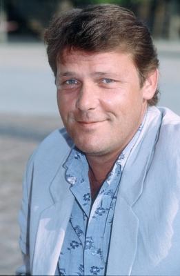 Walter Plathe 08/91 nou Mann Fernsehen TV Schauspiel dunkelhaarig Sakko lila hoch Portrait l?chelnd-stock-foto