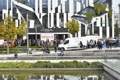 abb Aussenansicht Store Eingangsbereich Neubau Heidi Klum Model Markenbotschafterin beim Opening Eroeffnung des Loreal L OREAL Pop Up Store in der Koenigsallee am 30.09.2025 in Duesseldorf NRW Deutschland *** abb Exterior view store entrance area new building Heidi Klum Model brand ambassador at the opening opening of the Loreal L OREAL Pop Up Store in Koenigsallee on 30 09 2025 in Duesseldorf NRW Germany-stock-foto