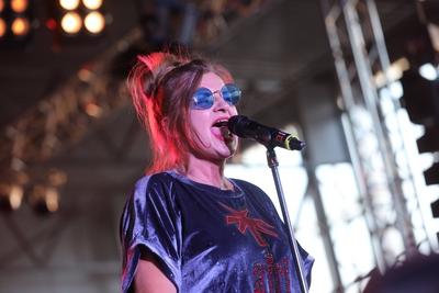 Fr?ulein Menke bei einem Auftritt des Abendprogramms der MotoGP 2019 Oberlungwitz - Auftritt von Fr?ulein Menke bei der-stock-foto