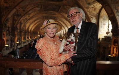 Verleihung des Bayerischen Verdienstordens Elke Sommer mit Ehemann Wolf Walter und Hund Smiley, Muenchen Deutschland Re-stock-foto