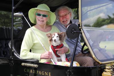 33. Kaiser Cup in Bad Griesbach Treffen der Eagles in Bad Griesbach Elke Sommer mit Hund Smiley und Ehemann Wolf, Bad Gr-stock-foto