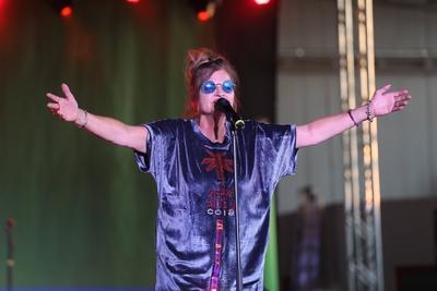 Fr?ulein Menke bei einem Auftritt des Abendprogramms der MotoGP 2019 Oberlungwitz - Auftritt von Fr?ulein Menke bei der-stock-foto