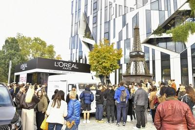 abb Aussenansicht Store Eingangsbereich Neubau Heidi Klum Model Markenbotschafterin beim Opening Eroeffnung des Loreal L OREAL Pop Up Store in der Koenigsallee am 30.09.2025 in Duesseldorf NRW Deutschland *** abb Exterior view store entrance area new building Heidi Klum Model brand ambassador at the opening opening of the Loreal L OREAL Pop Up Store in Koenigsallee on 30 09 2025 in Duesseldorf NRW Germany-stock-foto