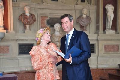 Elke Sommer und Markus S?der (Bayerischer Ministerpr?sident) / Verleihung des Bayerischen Verdienstordens 2019 / Ehrung-stock-foto