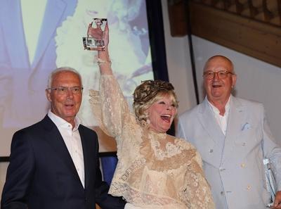 Elke Sommer gewinnt die Wertung in der C Klasse , links Franz Beckenbauer, rechts Alois Hartl 29. Kaiser Cup in Bad Gri-stock-foto