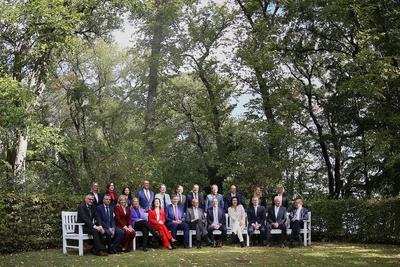 Berlin, Deutschland, 30.09.2025: Villa Borsig: Kabinettsklausur: Gruppenfotos, in der ersten Reihe (L-R) Regierungssprec-stock-foto