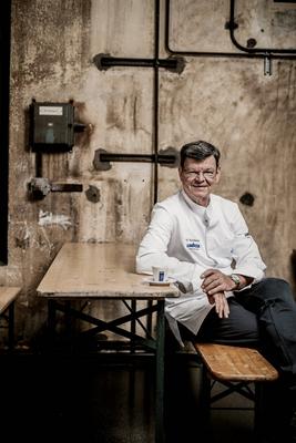 Der Sterne Koch Harald Wohlfahrt sitzt mit einer Tasse Espresso an einer Biertischgarnitur Harald Wohlfahrt auf der Che-stock-foto