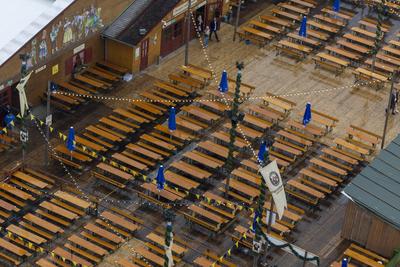 Leere B?nke und Tische vor dem Festzelt Tradition auf der oiden alten Wiesn am Morgen vor Er?ffnung des Oktoberfestes be-stock-foto