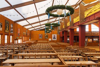 MUNICH, GERMANY - AUGUST 30: Empty tables before the beginning of the 189. Oktoberfest in Munich on August 30, 2024 Setu-stock-foto