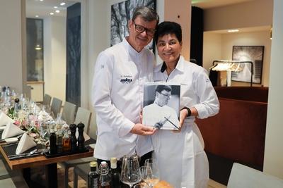 Hannover, der h?chstdekorierte Drei-Sterne-Koch Harald Wohlfahrt mit seiner Frau Slavka, stellt sein neues Buch im Rahm-stock-foto
