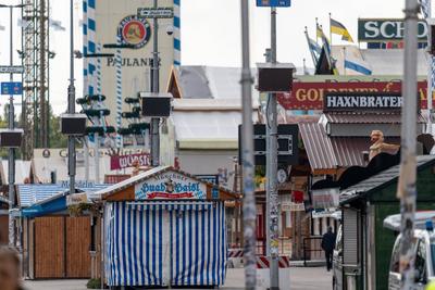 Munich, Bavaria, Germany - October 1, 2025: The Munich Oktoberfest is closed due to a bomb threat. The closed Oktoberfes-stock-foto