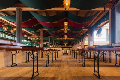 MUNICH, GERMANY - AUGUST 30: Empty tables before the beginning of the 189. Oktoberfest in Munich on August 30, 2024 Setu-stock-foto