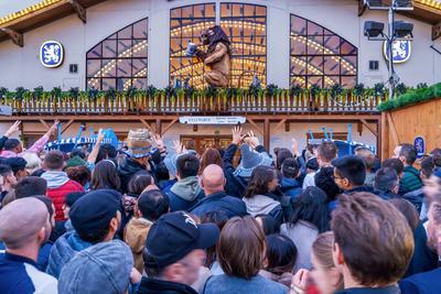 Wiesnbesucher vor dem vollen L?wenbr?uzelt am Samstagabend, Riesenandrang auf dem Oktoberfest, M?nchen, 28. September 20-stock-foto