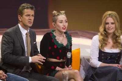 18 / Moderator Markus Lanz (links) auf der Couch mit seinen G?sten, der US-amerikanischen S?ngerin Miley Cyrus (Mitte) u-stock-foto