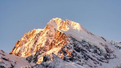 GARZE, CHINA - DECEMBER 01: Golden sun rays shine over Mount Gongga on December 1, 2024 in Garze Tibetan Autonomous Pref-stock-foto