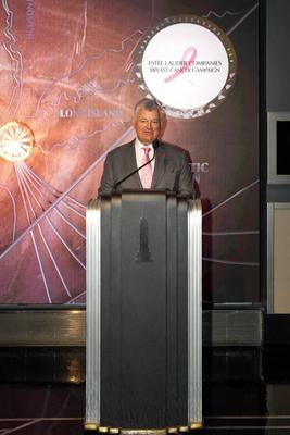 Elizabeth Hurley and William Lauder Lead Empire State Building Pink Lighting for Breast Cancer Awareness-stock-foto