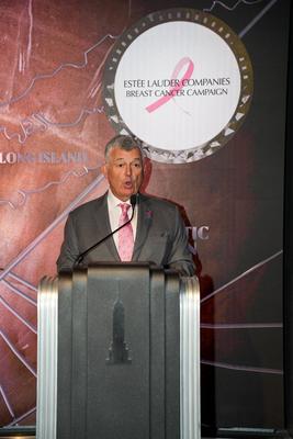 Elizabeth Hurley and William Lauder Lead Empire State Building Pink Lighting for Breast Cancer Awareness-stock-foto