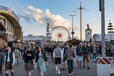 Entspannter Wiesnbummel nach der Wieder?ffnung, das Oktoberfest war wegen einer Bombendrohung geschlossen, M?nchen, 1. Oktober 2025-stock-foto