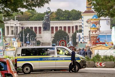 Oktoberfest wegen Bombendrohung geschlossen, Polizeisperre am Seiteneingang, M?nchen, 1. Oktober 2025-stock-foto