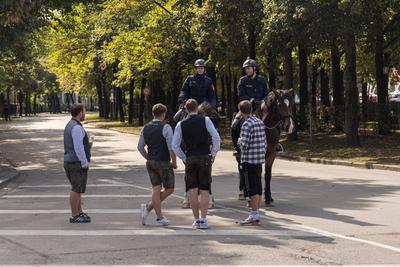 MUNICH, GERMANY - OCTOBER 1, 2025: Oktoberfest visitors in front of police horses after bomb threat closure-stock-foto
