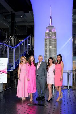 Elizabeth Hurley and William Lauder Lead Empire State Building Pink Lighting for Breast Cancer Awareness-stock-foto