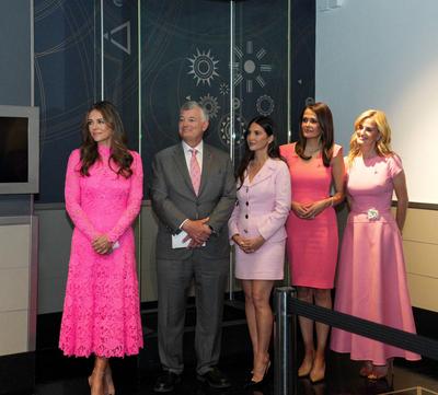 Elizabeth Hurley and William Lauder Lead Empire State Building Pink Lighting for Breast Cancer Awareness-stock-foto