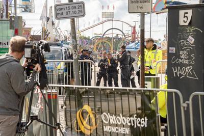 Oktoberfest wegen Bombendrohung geschlossen, Polizeikr?fte an einem Seiteneingang, M?nchen, 1. Oktober 2025-stock-foto