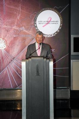 Elizabeth Hurley and William Lauder Lead Empire State Building Pink Lighting for Breast Cancer Awareness-stock-foto