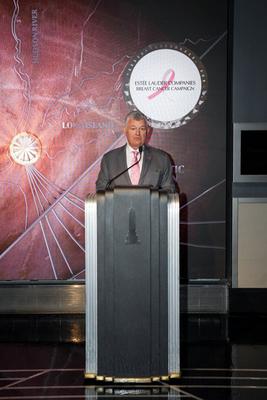 Elizabeth Hurley and William Lauder Lead Empire State Building Pink Lighting for Breast Cancer Awareness-stock-foto