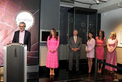 Elizabeth Hurley and William Lauder Lead Empire State Building Pink Lighting for Breast Cancer Awareness-stock-foto