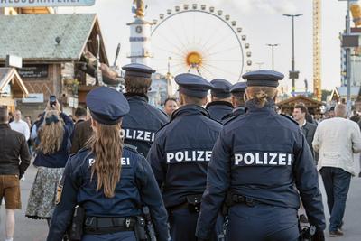 Polizeistreife abends auf der Wiesn unterwegs, das Oktoberfest war wegen einer Bombendrohung geschlossen, M?nchen, 1. Oktober 2025-stock-foto