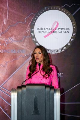 Elizabeth Hurley and William Lauder Lead Empire State Building Pink Lighting for Breast Cancer Awareness-stock-foto