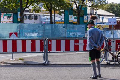 MUNICH, GERMANY - OCTOBER 1, 2025: Oktoberfest visitor in traditional Bavarian clothing in front of closed festival grounds-stock-foto