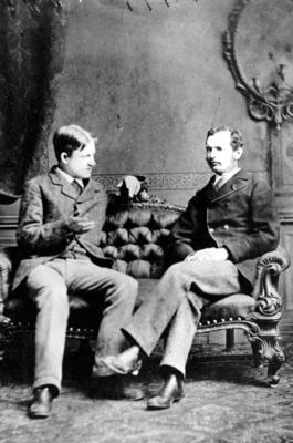 George Bernard Shaw with John Thomas Gibbings 1876 George Bernard Shaw 1856 1950 was an Irish pl-stock-foto