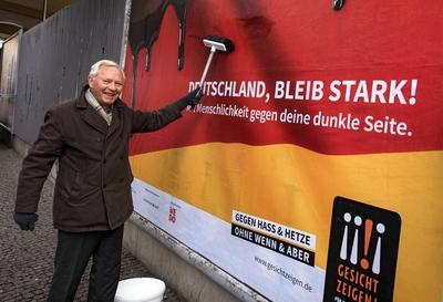 Der Vorstandsvorsitzende des Vereins Gesicht zeigen Uwe Karsten Heye klebt am Freitag 05 02 16-stock-foto