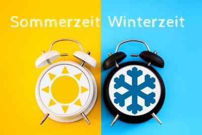October 26, 2024: Time change, winter time and summer time lettering with a black and a white alarm clock with sun and s-stock-foto