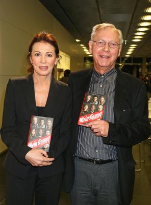 Iris Berben und Uwe-Karsten Heye ( Vorsitzender Verein Gesicht zeigen. ) bei der Buchvorstellung > Mein Kampf - gegen Re-stock-foto