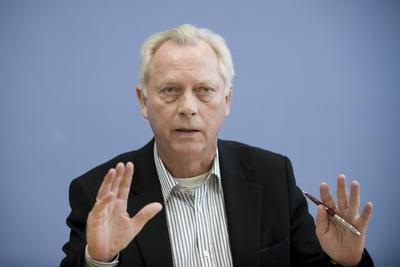 Bildnummer: 58874674  Datum: 08.03.2010  Copyright: imago/IPONUwe-Karsten Heye, Gesicht Zeigen - Rechtsextremismus in Deutschland DEU, Deutschland, Germany, Berlin, 08.03.2010 Uwe-Karsten Heye, Vorstandsvorsitzender der Initiative von Gesicht Zeigen. Bundespressekonferenz zum Thema Rechtsextremismus in Deutschland, Entwicklung und Gegenstrategien, Bilanz der Jahre 2000 bis 2010. Deutsche Politik, Europa, QF Querformat, Persoenlichkeit, Portrait Portraet. Geste Gestik Uwe-Karsten Heye, head of the initiative Gesicht Zeigen. Politics, Germany, Europe, Politician, Portrait. kbdig 2010 quer Deutsche Politik Europa Persoenlichkeit Politics Germany Europe  58874674 Date 08 03 2010 Copyright Imago  Uwe Karsten Heye Face show Right-wing extremism in Germany DEU Germany Germany Berlin 08 03 2010 Uwe Karsten Heye CEO the Initiative from Face show Federal press conference to Theme Right-wing extremism in Germany Development and Counter-strategies Balance sheet the Years 2000 until 2010 German politics Europe QF Landscape Personality Portrait Portrait Gesture Gesture Uwe Karsten Heye Head of The Initiative Face show POLITICS Germany Europe politician Portrait Kbdig 2010 horizontal German politics Europe Personality POLITICS Germany Europe-stock-foto