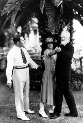George Bernard Shaw at Reid s Madeira in 1927 taking dancing lessons from Mr and Mrs Max Rinder Ge-stock-foto