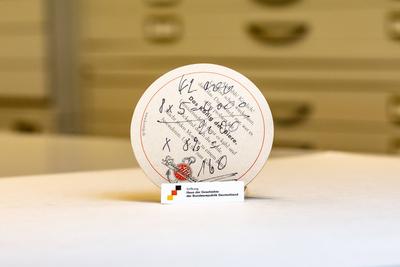 Friedrich Merz Bierdeckel im Haus de Geschichte Bonn 19.02.2025-stock-foto