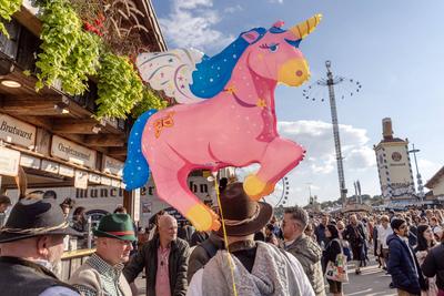 Oktoberfest im Sonnenschein, Wiesnbesucher genie?en den sonnigen Herbsttag auf der Theresienwiese, M?nchen, Oktober 2025-stock-foto