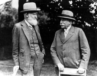 George Bernard Shaw 1856 1950 and Sir Edward Elgar 1857 1934 composer at the first Malvern Fest-stock-foto
