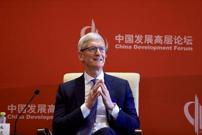 Bilder des Tages BEIJING, CHINA - MARCH 24: Chief Executive Officer of Apple Inc. Tim Cook speaks on the first day of C-stock-foto