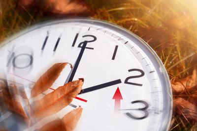 25 October 2024: Changeover of the clocks. Symbolic image of the time change in fall. The clock is set back by one hour,-stock-foto